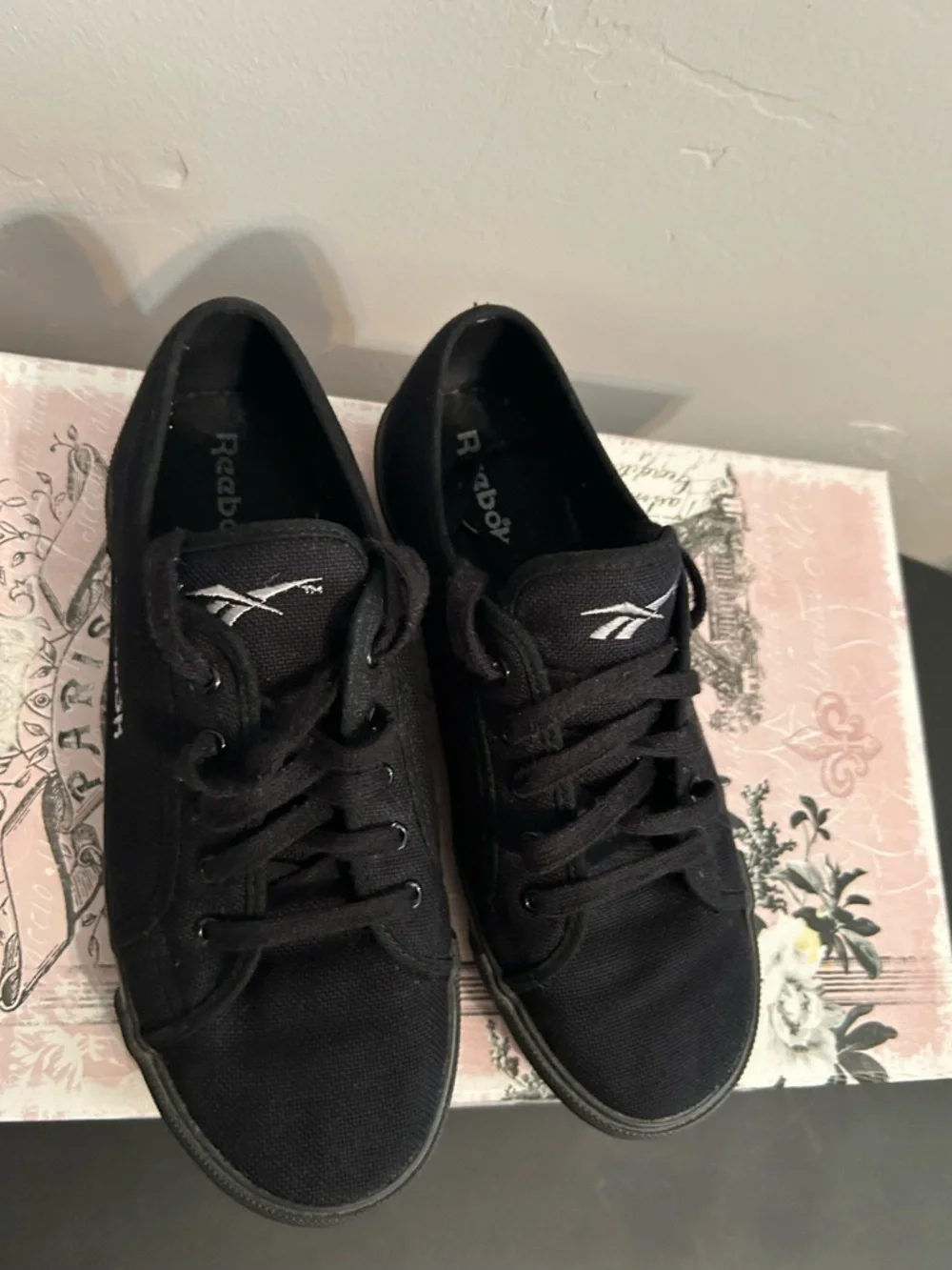 Reebok Men’s Black Low-Top Canvas Sneakers - Picture 4 of 5